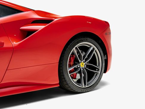 Used 2018 Ferrari 488 GTB RWD image 15