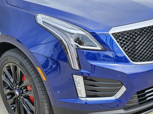 New 2025 Cadillac XT5 Sportv w/ LPO, Blue Accent Package image 9