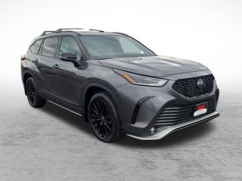 Used 2023 Toyota Highlander XSE FWD image 3