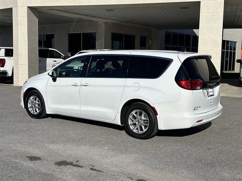 Used 2022 Chrysler Voyager LX image 6