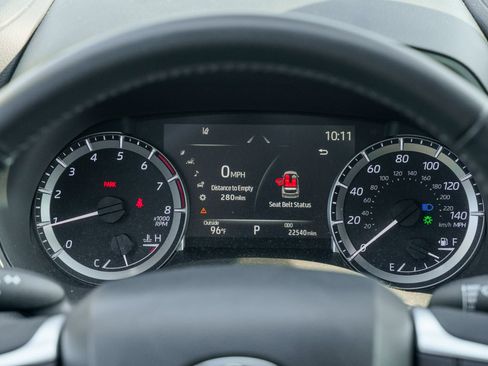 Used 2023 Toyota Highlander XLE FWD image 28