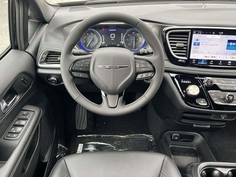 New 2026 Chrysler Pacifica Select image 14