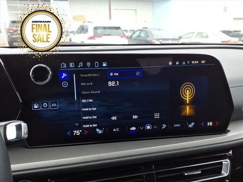 Used 2025 Chevrolet Traverse LT image 16