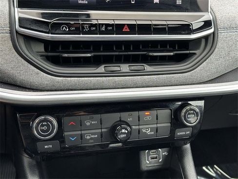 Used 2024 Jeep Compass Latitude image 11