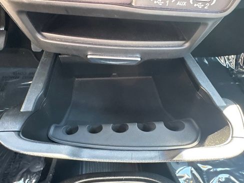 Used 2025 Chrysler Pacifica Select FWD image 19