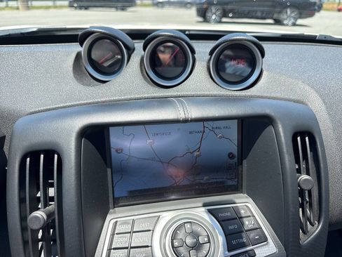 Used 2015 Nissan 370Z Touring RWD image 14
