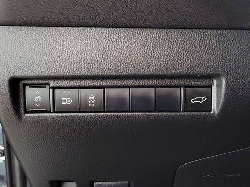 Used 2021 Toyota Venza LE AWD/4WD image 23