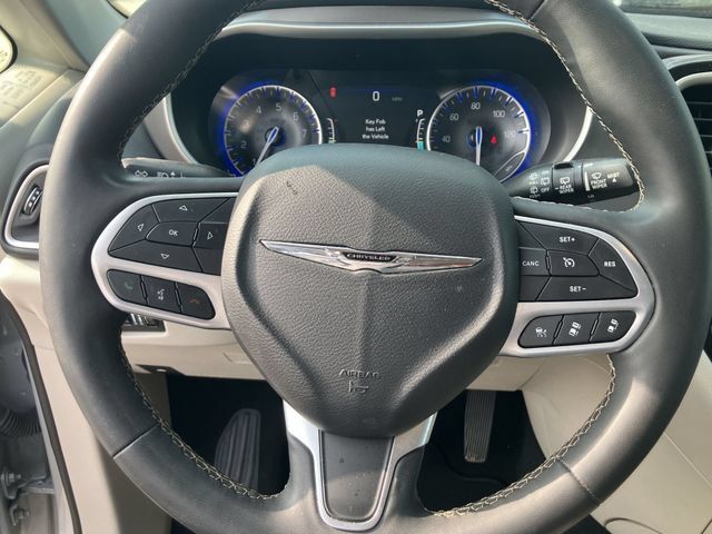 Used 2023 Chrysler Pacifica Touring-L FWD image 18