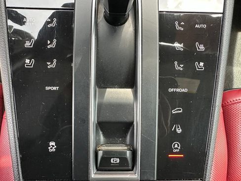 Certified 2023 Porsche Macan AWD/4WD image 29