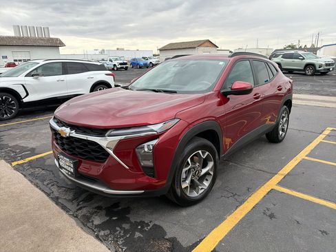 Used 2025 Chevrolet Trax LT FWD image 8