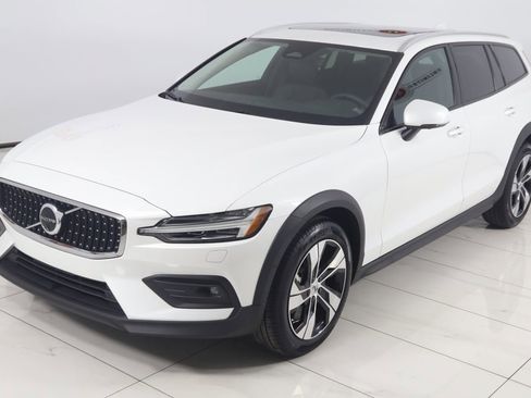 Used 2024 Volvo V60 B5 Cross Country Plus image 23