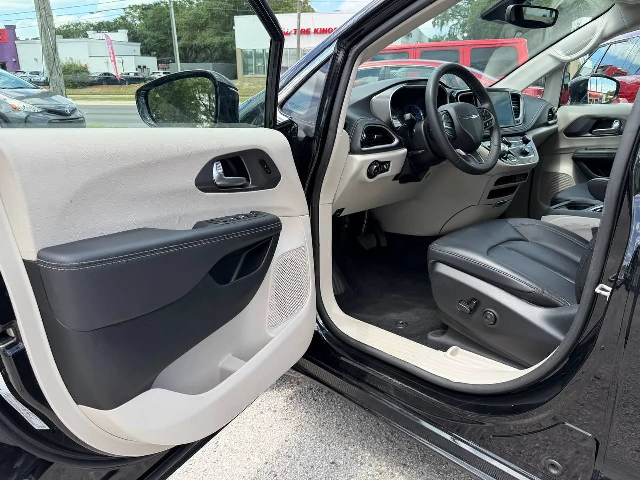 Used 2024 Chrysler Pacifica Limited FWD image 11