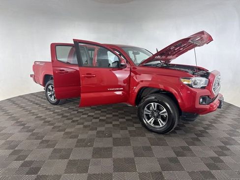 Used 2017 Toyota Tacoma TRD Sport AWD/4WD image 15