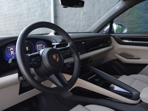 Certified 2025 Porsche Macan 4 Electric image 4