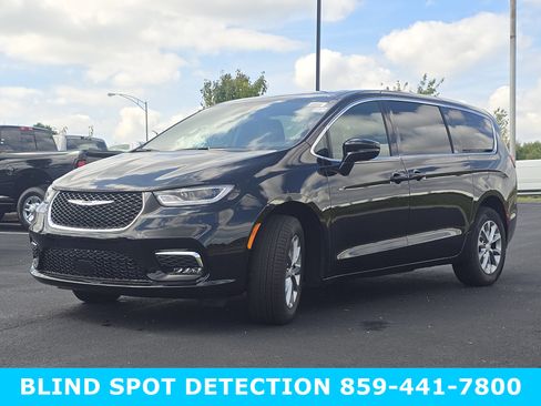 New 2026 Chrysler Pacifica Select image 9