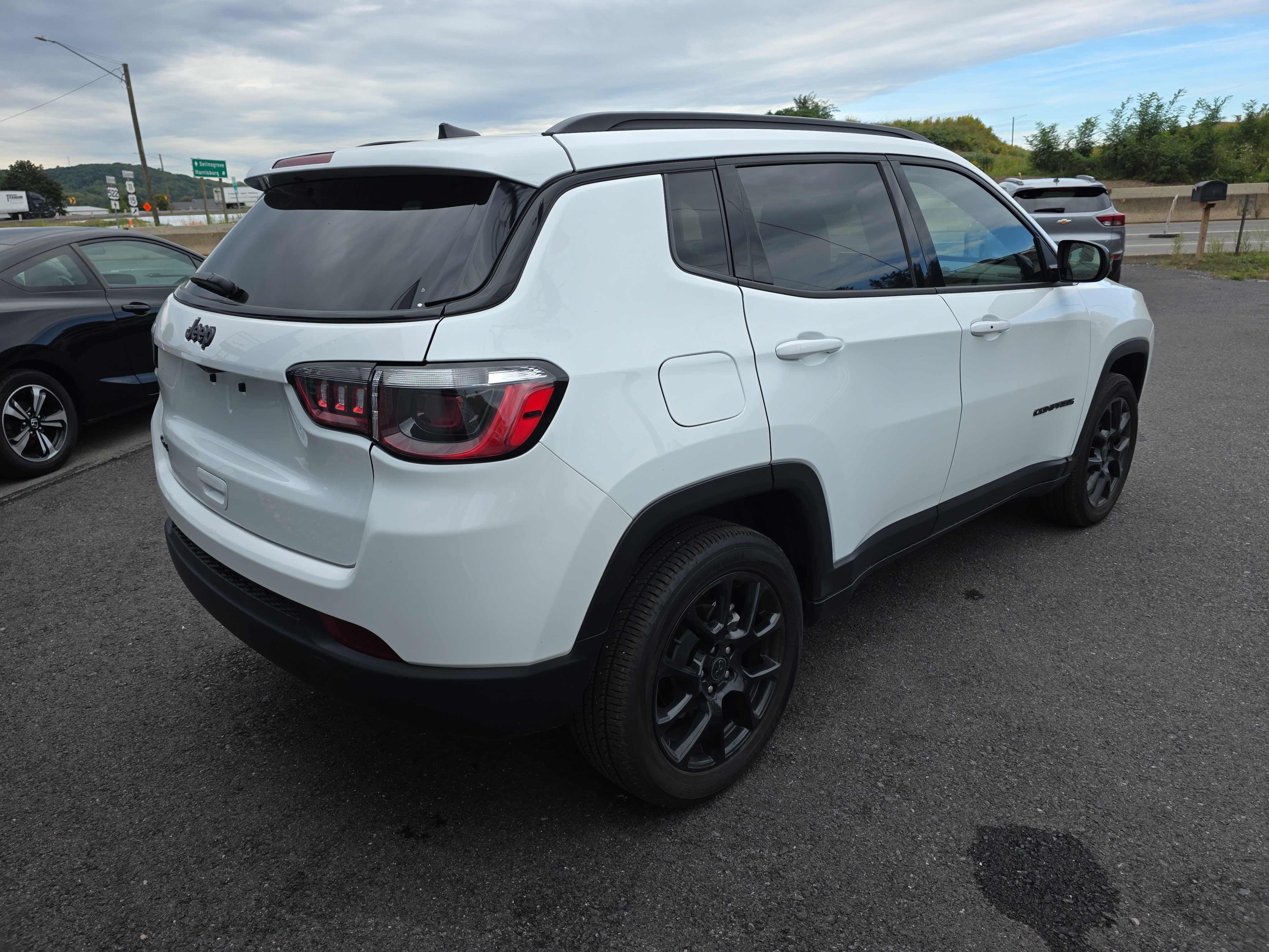 Used 2025 Jeep Compass Latitude w/ Convenience Group AWD/4WD image 3