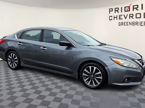 Used 2017 Nissan Altima 2.5 SV FWD image 2