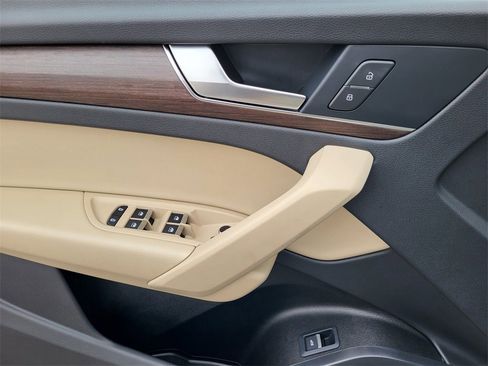 Certified 2025 Audi Q5 2.0T Premium image 9
