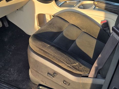 Used 2016 Dodge Grand Caravan SXT w/ UConnect Hands-Free Group image 29