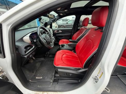 Used 2020 Chrysler Pacifica Limited w/ Quick Order Package 27H Red S FWD image 4
