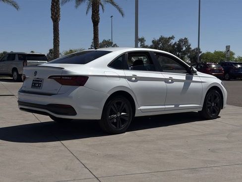 Used 2024 Volkswagen Jetta SE w/ Panoramic Sunroof Package image 6