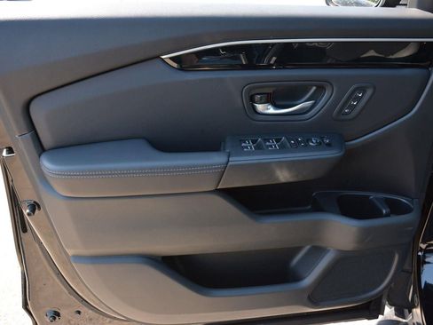Used 2025 Honda Pilot Touring image 10