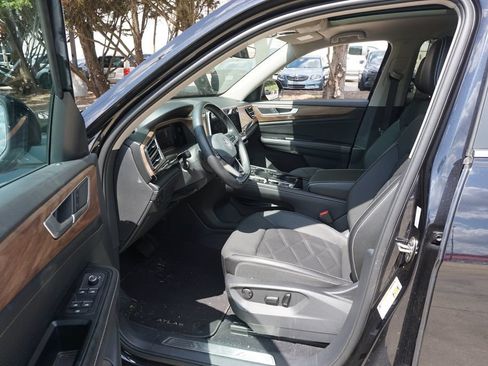 Used 2024 Volkswagen Atlas SE FWD image 2