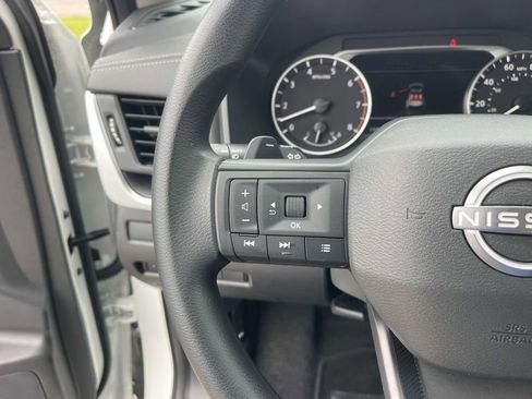 Used 2025 Nissan Rogue S image 17