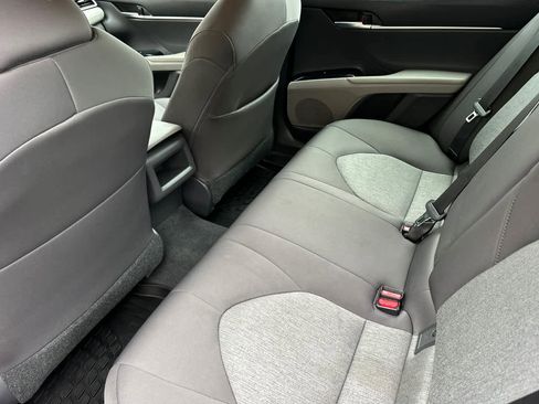 Used 2018 Toyota Camry LE image 4