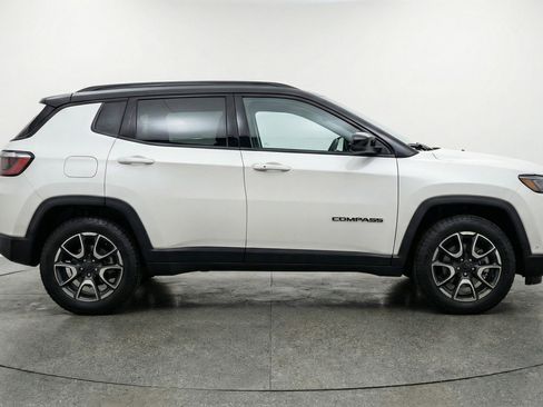 Used 2025 Jeep Compass Trailhawk image 11