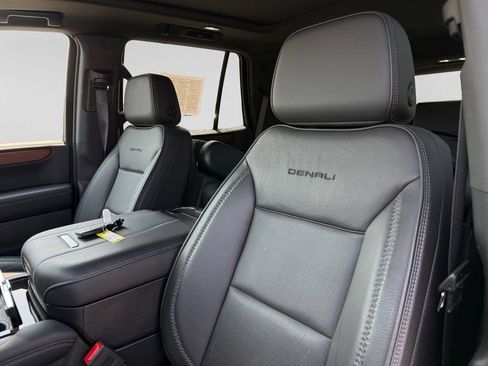Used 2025 GMC Yukon Denali w/ Sun & Power Step Package AWD/4WD image 23