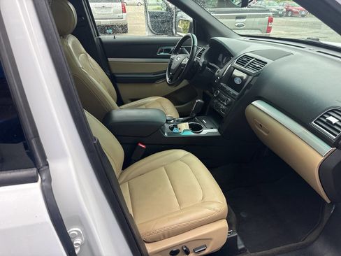 Used 2017 Ford Explorer XLT w/ Equipment Group 202A AWD/4WD image 7