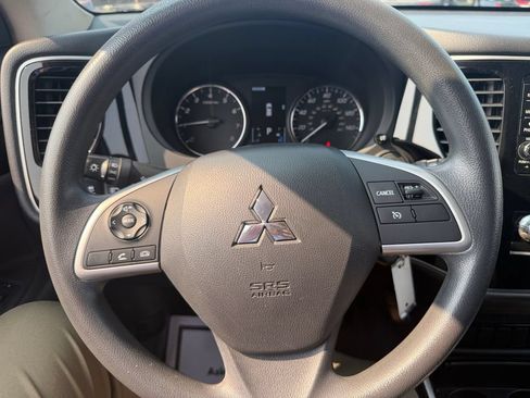 Used 2020 Mitsubishi Outlander SE AWD/4WD image 15