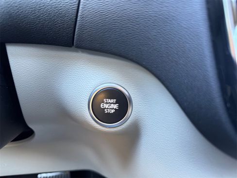 Used 2019 Volvo XC40 T5 Inscription image 15