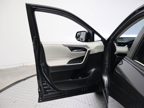 Used 2023 Toyota RAV4 XLE Premium image 16