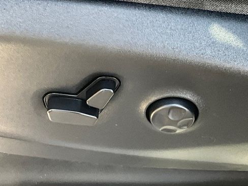 Used 2018 Chrysler Pacifica Touring-L FWD image 25