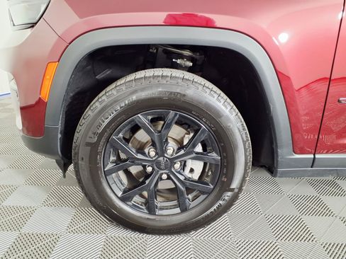 Used 2025 Jeep Grand Cherokee Altitude RWD image 7