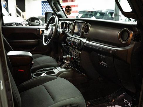 Used 2025 Jeep Wrangler Unlimited Sahara image 13