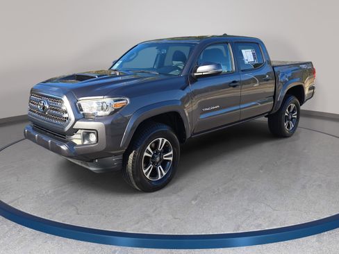 Used 2017 Toyota Tacoma TRD Sport image 1