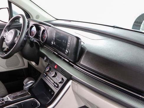 Used 2023 Kia Carnival LX image 26