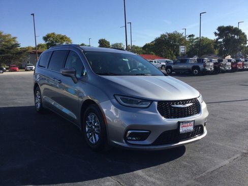 Used 2021 Chrysler Pacifica Touring-L image 5