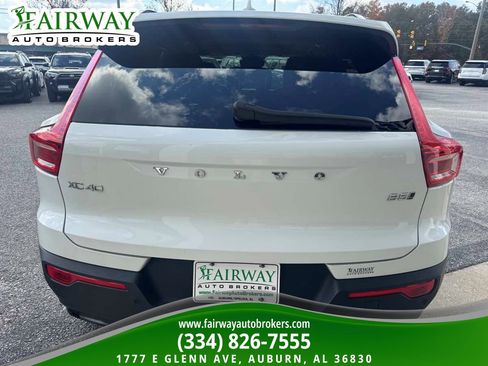 Used 2024 Volvo XC40 B5 Plus w/ Climate Package image 7