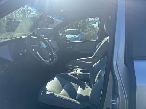 Used 2017 Toyota Sienna Limited Premium image 11