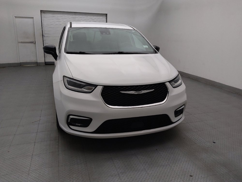 Used 2024 Chrysler Pacifica Touring-L FWD image 14