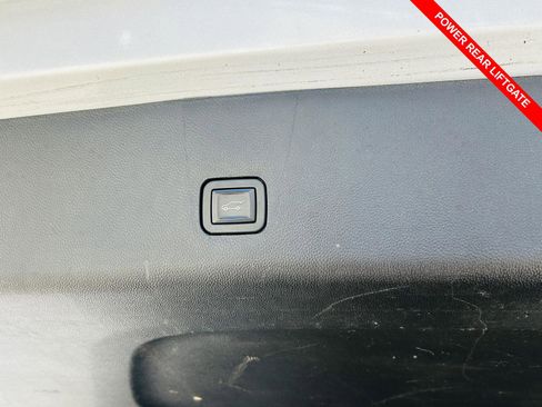 Used 2019 Chevrolet Traverse LT FWD image 9