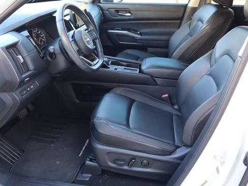 Used 2024 Nissan Pathfinder SL w/ SL Premium Package FWD image 17