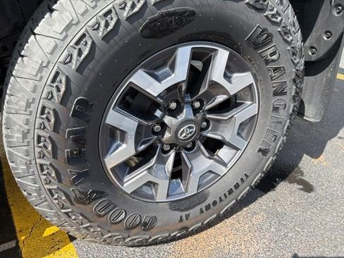 Used 2023 Toyota Tacoma TRD Off-Road image 28