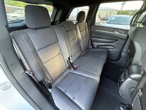 Used 2019 Jeep Grand Cherokee Laredo RWD image 18