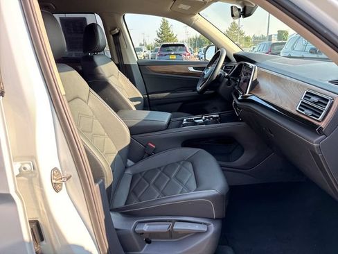 Used 2025 Volkswagen Atlas SE AWD/4WD image 9