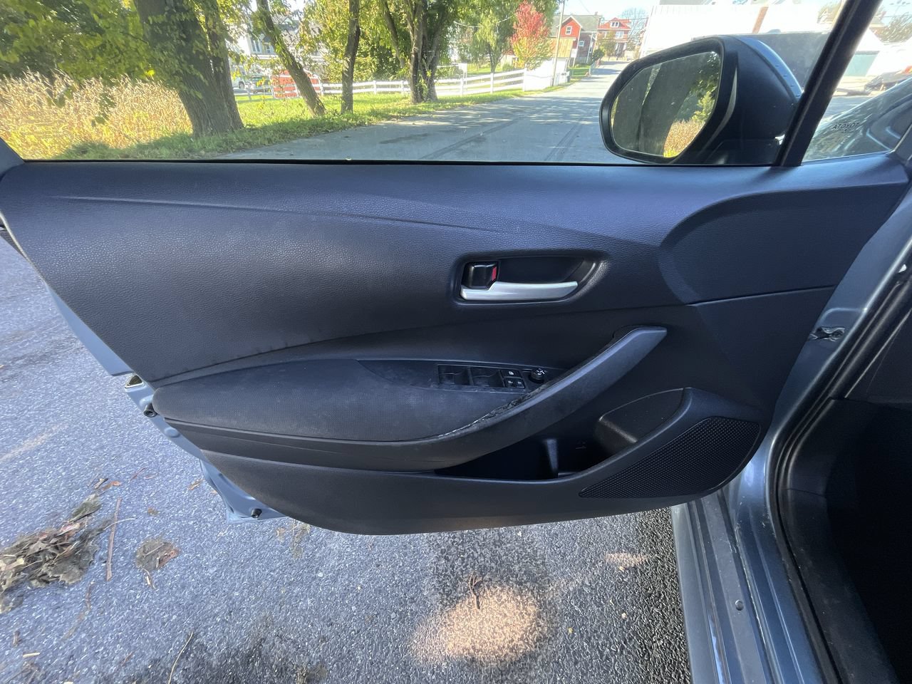 Used 2021 Toyota Corolla LE FWD image 3